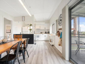 Stylish Beach House Easy Walk to Beach Shops and Cafes